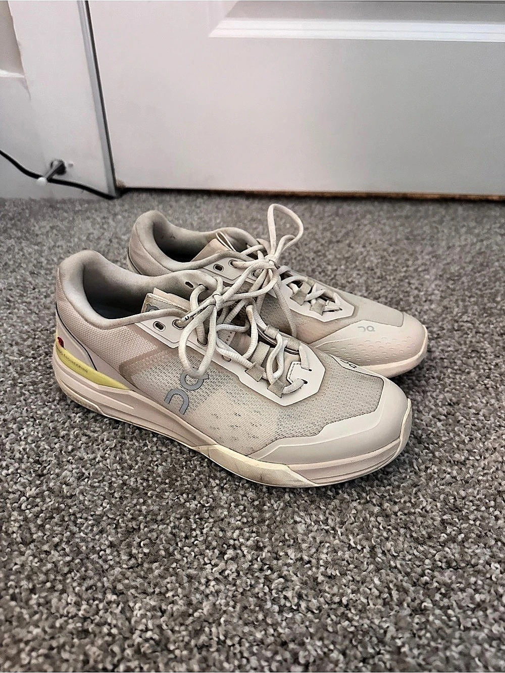 On The Roger Pro Athletic Sneakers in White & Pink